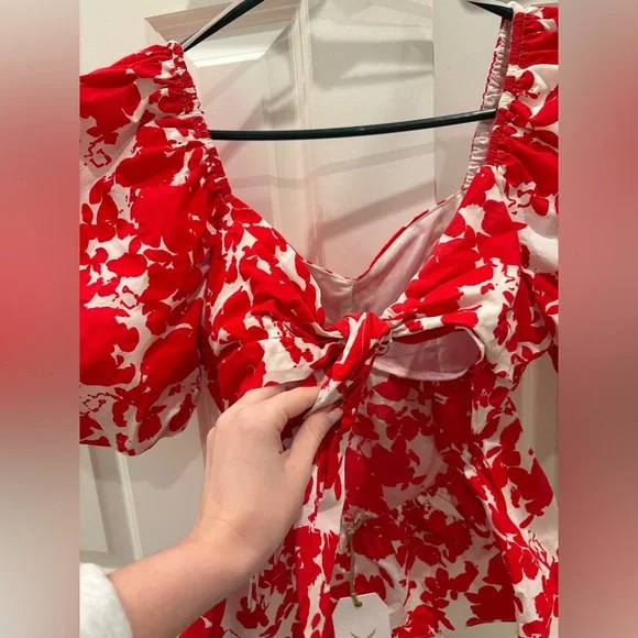 NWT Red and White Floral Puff Sleeve Top with Cutout Back Size Small - Picture 7 of 8
